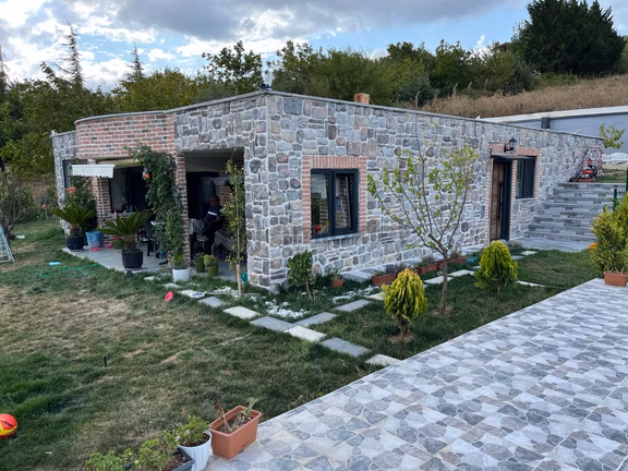 Binkılıç'ta Satılık Tek Tapu 5.000 M2 İçerisinde Taş Ev Havuz Yapılı 1
