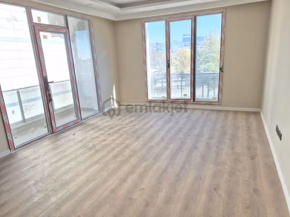Büyükçekmece Fatih Mah Merkezi İş Merkezinde Sıfır Lüks Kiralık Ofis 2