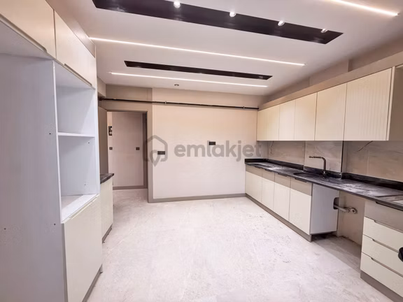 Belkız'da Az Katlı Merkez Konum Yerden Isıtma Ebeveynli Genş 2+1 2