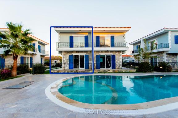 Foça Hacıveli Mah. Havuzlu Site İçerisinde Satılık 3+1 Villa 1