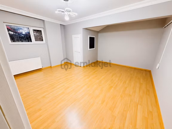 Meydana Yakın Kiralık 3+1 Oda , Balkon Ve 3 Kiler 1