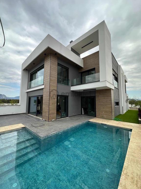Müstakil Özel Havuzlu 4+1 Satılık Villa 1