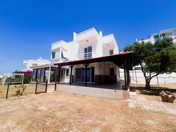 Çeşme Çiftlikköy'de Her Kattan Deniz Manzaralı Satılık Villa 1