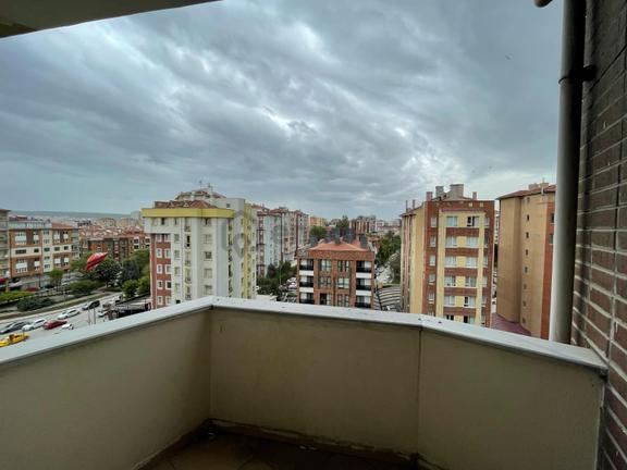 Üniversite Cadesi Üzerinde Tranvay Durağı Dibi Kiralık 3+1 Daire 1