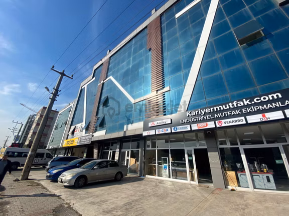 Altın Emlak'tan Körfez Yarımca’da E5 Cepheli Kiralık 2+1 Ofis 1