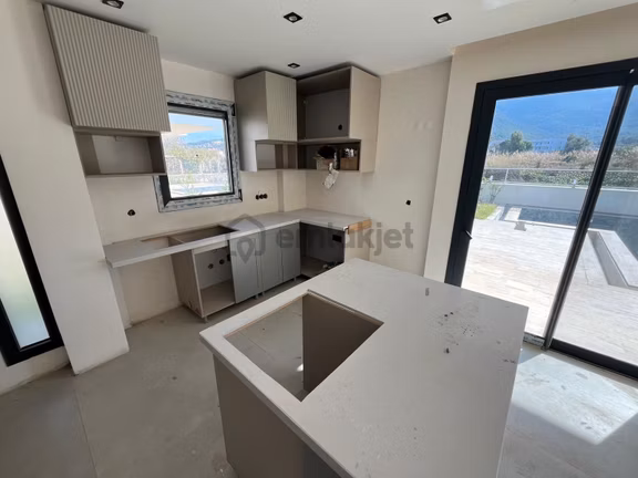 Kuşadası Güzelçamlı’da Denıze 250 Metre Müstakıl Özel Havuzlu 3 + 1 Satılık 2