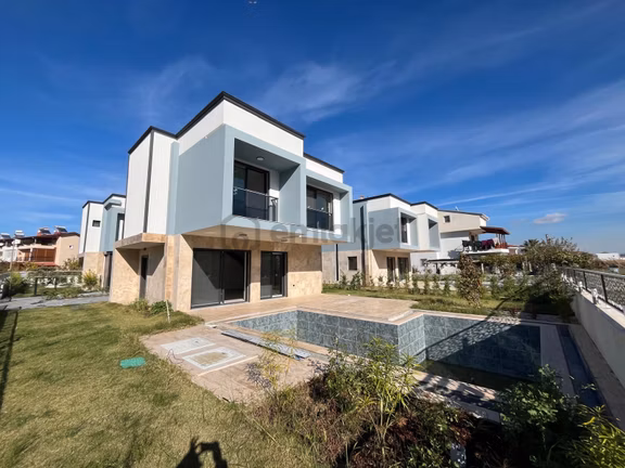 Kuşadası Güzelçamlı’da Denıze 250 Metre Müstakıl Özel Havuzlu 3 + 1 Satılık 1