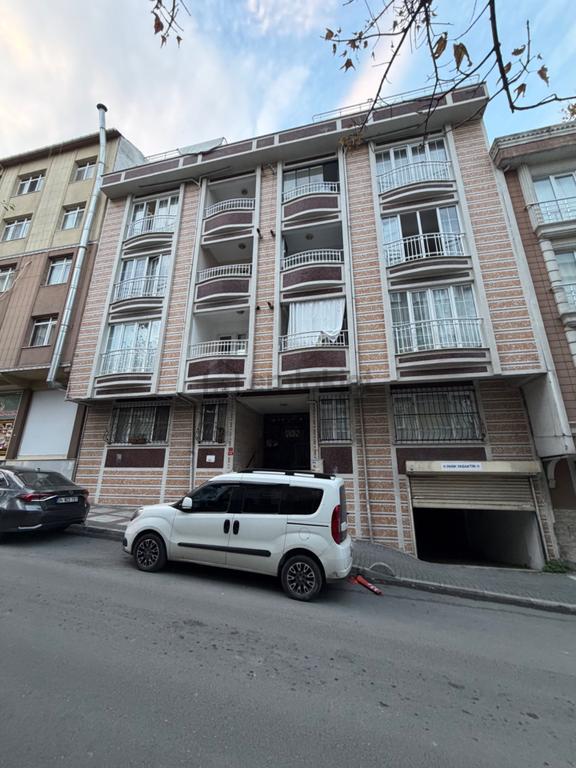 Bağcılar Merkez'de Geniş Balkonlu Satılık 3+1 Daire 1