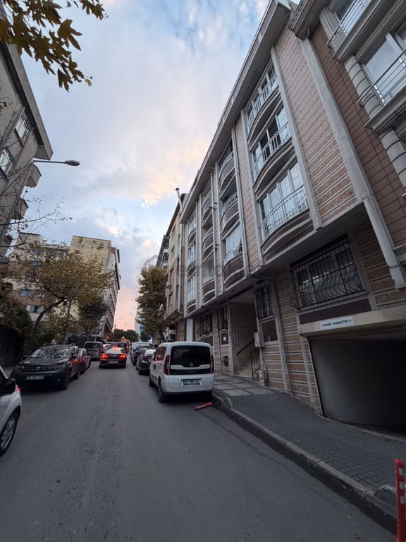 Bağcılar Merkez'de Geniş Balkonlu Satılık 3+1 Daire 2