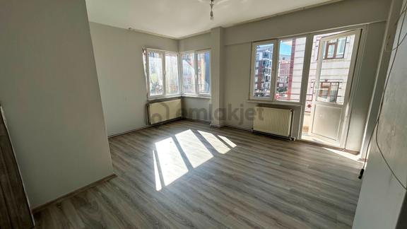 Uzmanlar'dan Çiftlik Caddesi Bakımlı Satılık 3+1 Daire 1