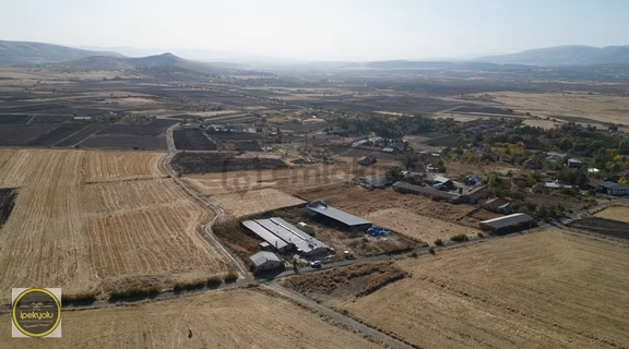 İpekyolu Gayrimenkulden 5.060 M2 Satılık Çiftlik Mandıra 2