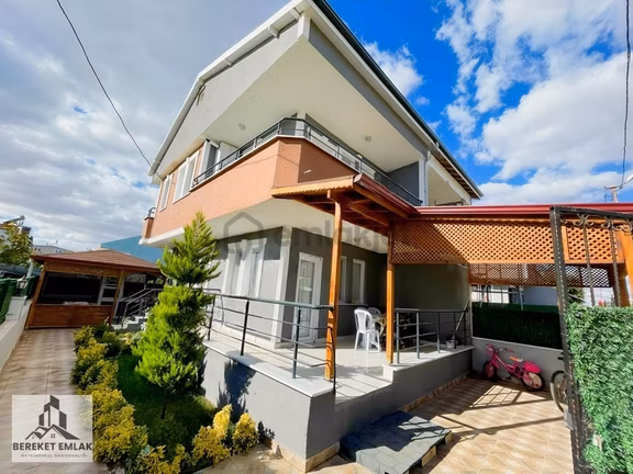 Bereket Emlaktan Geniş Asfalt Yola Ve Köşebaşı Satılık Villa 1