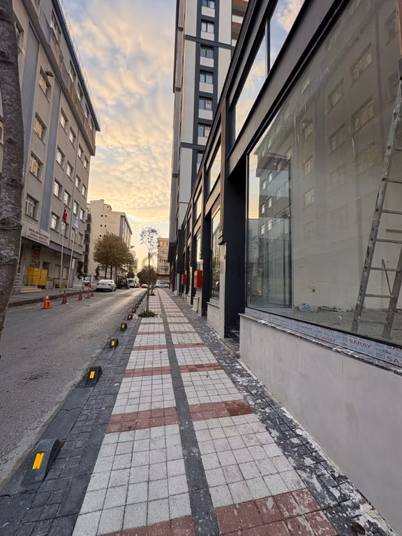 Bağcılar Belediyesi Ve Sgk Karşısı Kiralık 255 M² Geniş Asma Kat Ve Depolu Kiralık Dükkan 2