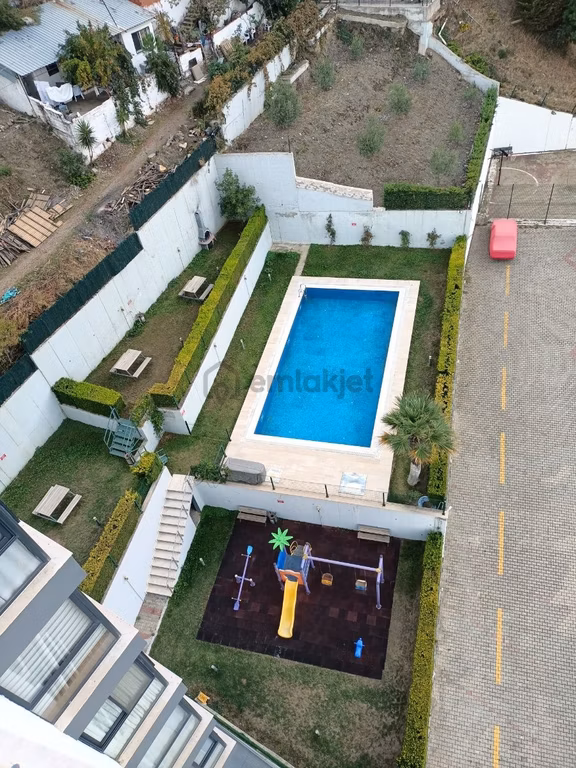 Narlıdere Merkezde Deniz Ve Orman Manzaralı Havuzlu Site İçi 1