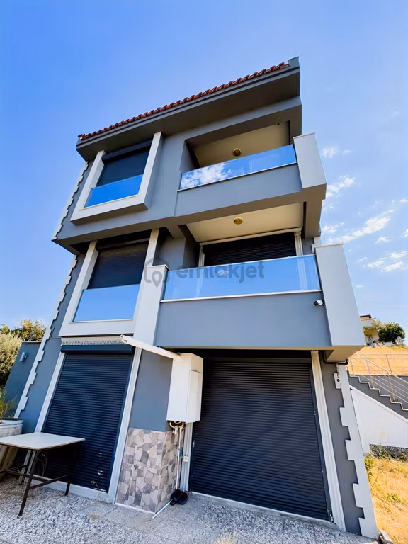 27 Yeni Foçada Deniz Manzaralı 6+1 Satılık Müstakil Villa 1