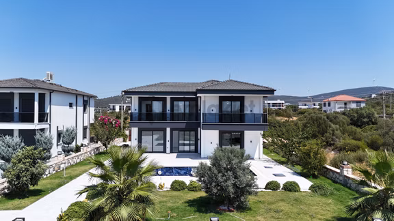 Gerçek Bir Villa 700 M2 Arsa İçinde Bahçeli Havuzlu 2