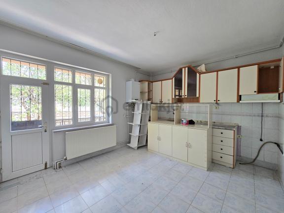 Erenköy'de 3+1 Kiralık Bahçeli, 4 Cepheli Ve Müstakil Garajlı Ev 1