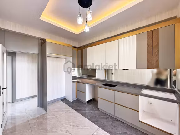 Fıstıklık'ta Nezih Konum Site İçi Yer.ısıtma Cam Balkn Bakmlı2+1 2