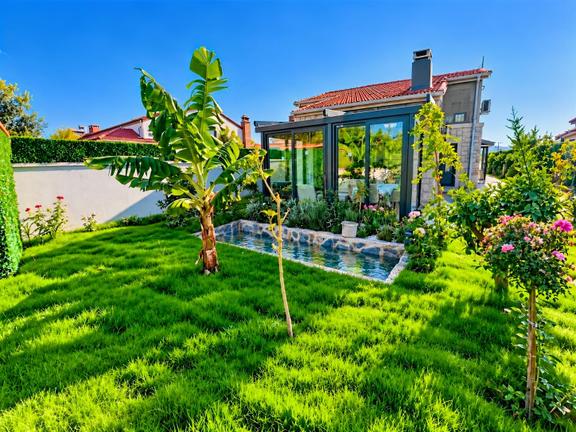 Urla Kuşçular'da Giriş Katında 3 Yatak Odası Olan 2