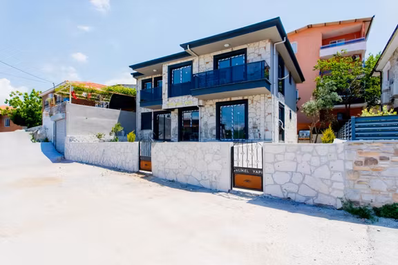 Foça Kazım Dirik Mah. Merkezi Konumda Satılık 1+1 Daire 2