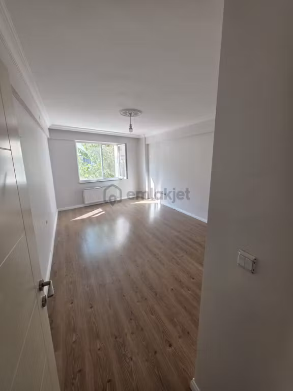 Esentepe Mahallesi Eğitimciler Cadde Üstü Dükkan Üzeri (arakat) Kiralık 2+1 Daire ; 1