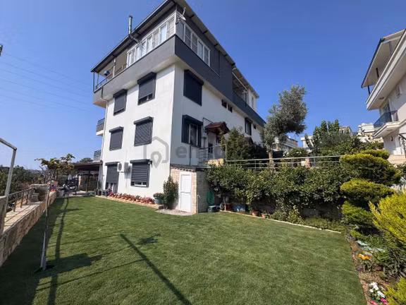 Foça M.k. Atatürk Mah’de 2018 Yapımı 4+2, 210 M², Çift Mutfaklı 3 Katlı Villa 1