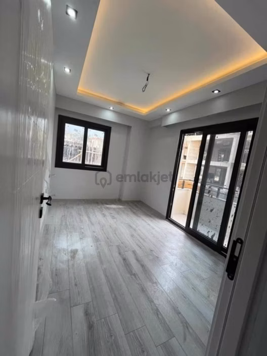 Tetik Emlak'tan Ertuğrul Gazi'de 2+1 Kapalı Mutfak Zemin Kat 1