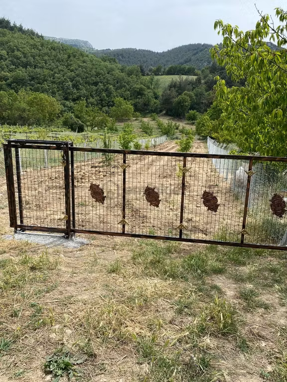 Umurbey Köyünde 884m2 Etrafı Telörgü İle Çevrili.mustakil Parsel 1