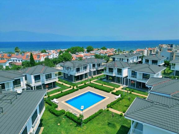Uytundan Pelitköy'de Denize 100 Metre Site İçi Havuzlu 3+1 Villa 1