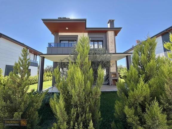 Terzioğludan Güre De Giriş Katta Odalı 4+1 Bağımsız Lüks Villa 1