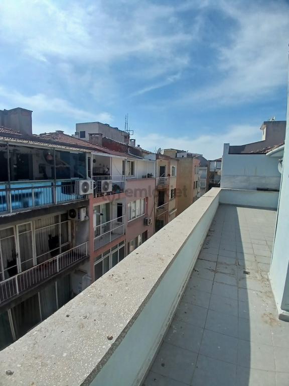 Karşıyaka Çarşı Geniş Teraslı Eşyalı Kiralık 2+1 Daire 2