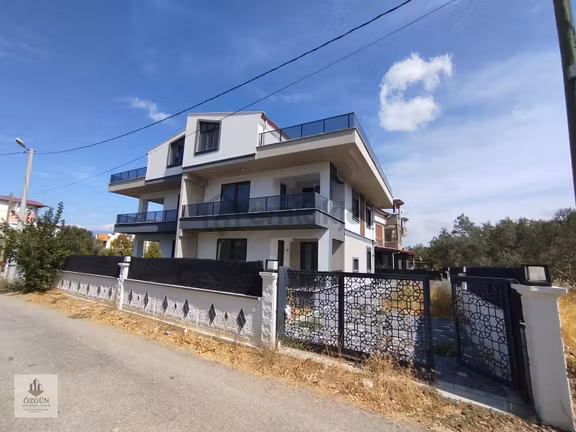Özgünden İskelede 5+1 Bahçeli Tribleks Villa 1