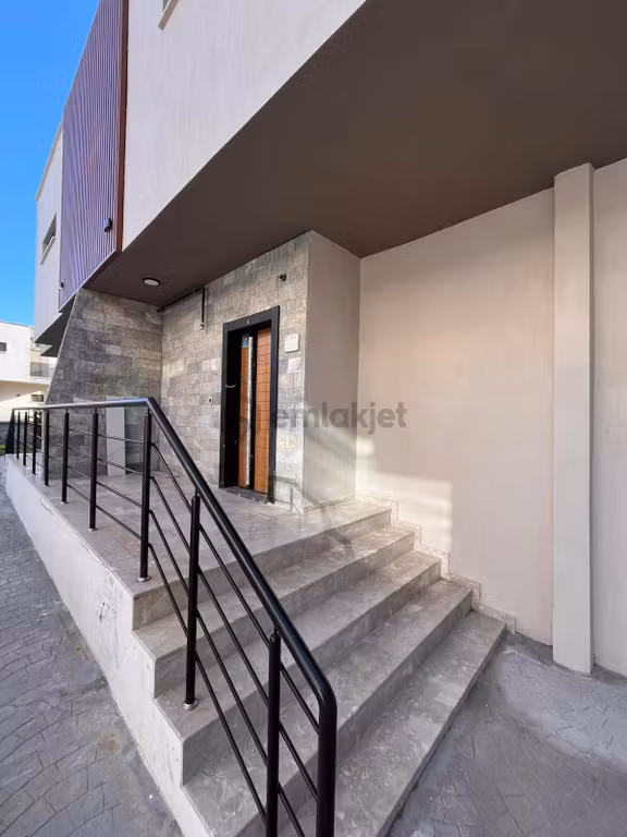 Satılık 4 + 1 Villa Harika Konum Büyük Fırsat 2