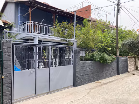Salihli Adala'da Bakımlı 2 Katlı Müstakil Teraslı Bahçeli Satılık Ev 1