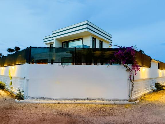 Dalaman Karaçalıda Full Eşyalı 5+1 Satılık Havuzlu Lüks Villa 1
