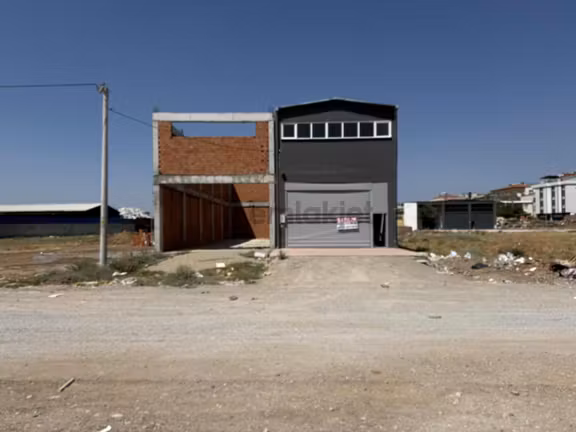 Akhisar Sanayi Sitesinde Kiralık Batarkatlı 400 M2 Sıfır Dükkan 1