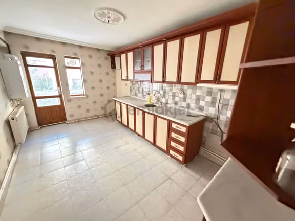 Şafak'tan Danışment'te 3+1+kiler Orta Kat Çok Geniş Yapılı Daire 1