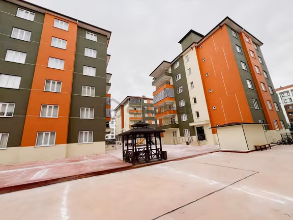 Hacıveyiszade Mah. Site İçinde 3+1 130 M² Geniş Ara Kat Daire 1