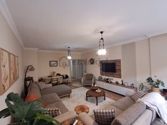 İki Eylül Caddesi Üzerinde İçi Yenilenmiş Satılık Lüx Daire 1