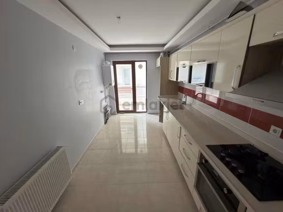 Ümitova Caddesin'de Full Yapılı E.banyolu Asansörlü 3+1 2