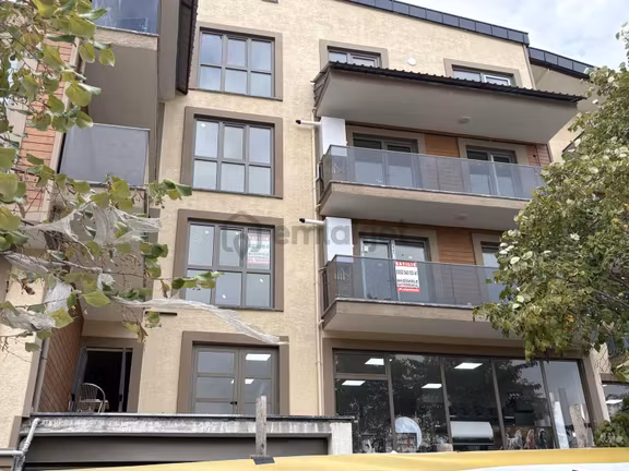 Başiskele Merkezi Konumda Ana Cadde Üstü Satılık Arakat Daire 1
