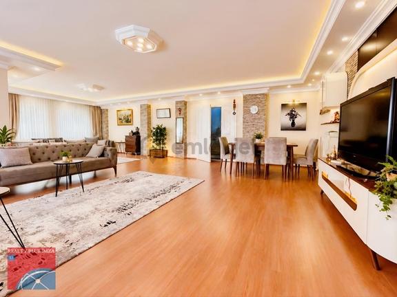 Büyükçekmece'de Havuzlu 1750m2 Arsalı Denize Nazır 22+4 Villa 2