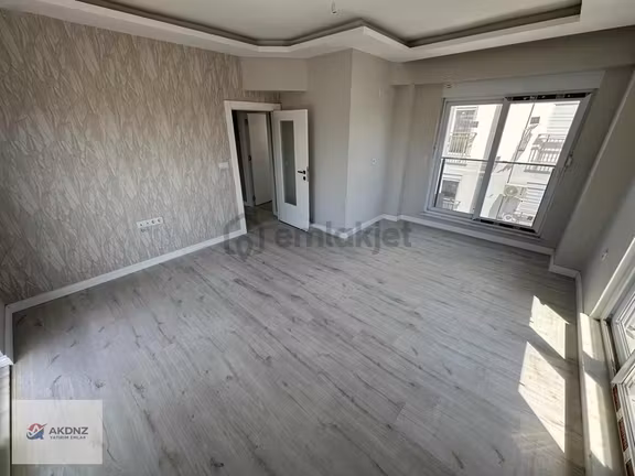 Akdeniz Emlak'tan Merkezi Konum Köşe Parsel Ara Kat Güney Cephe 1