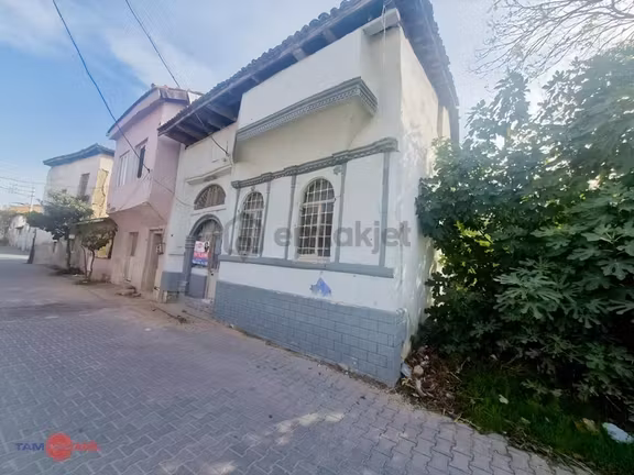 İzmir Kınıkta Tarihi Dokusuyla Öne Çıkan Bahçeli Müstakil Ev 1