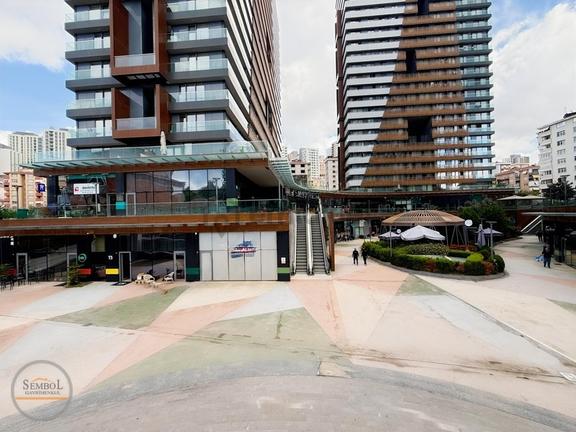 Kadıköy Göztepe'de Kiralık 160m² Çift Girişli Köşe Dükkan 2
