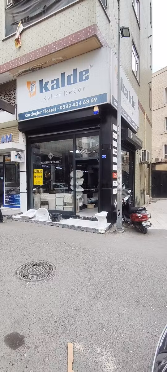 Topçumeydanı Çarşısında Asma Katlı Bodrumlu Satılık İşyeri 2