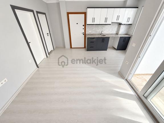 Yükselden Edremit'te Hem Bahçeli Hem Asansörlü Krediye Uygun 1+1 1