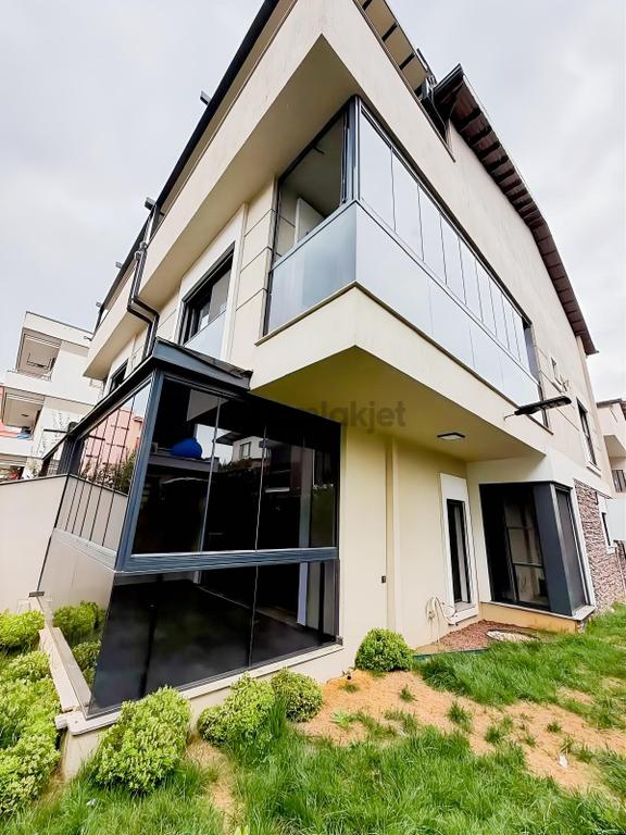 Menderes Coldwell Banker Poyraz'dan Geniş Bahçeli Kiralık Villa 1