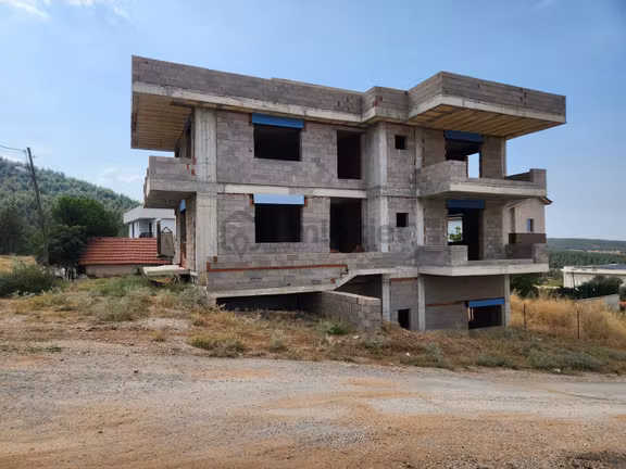 Göveçlik Mah. Satılık Natamam 5+2 Villa 1