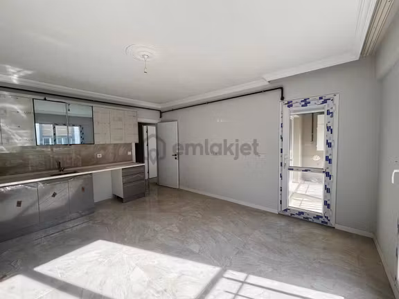 Hükümet Caddesi Üzerinde Ebeveyn Banyolu Açık Mutfak 3+1 Daire. 2